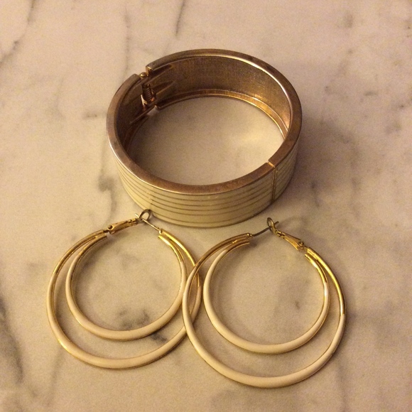 Jewelry - Cream and Gold matching bracelet and earrings